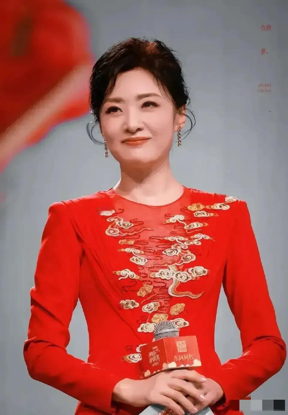 真是太遗憾了吧！

虽然她们两位今年只是主持地方台的晚会，没有主持成国家级别的晚