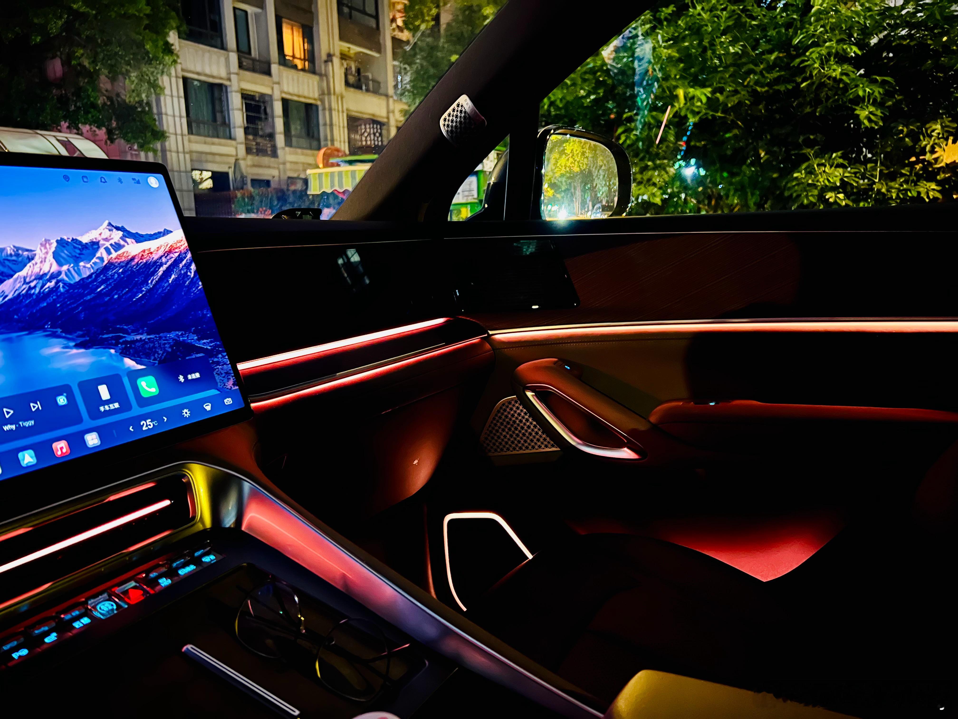 当夜幕降临，我之前就夸过比亚迪系的这款方向盘，我一直很喜欢四幅方向盘，当时我说我