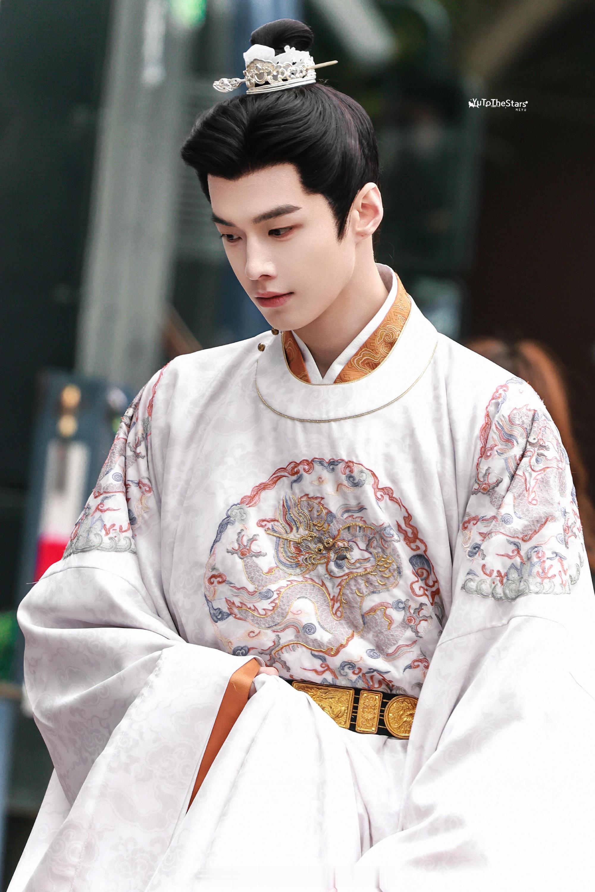 何与窈窈有期路透何与窈窈有期妆造 何与《窈窈有期》路透有！萧靖西这两套造型很清贵