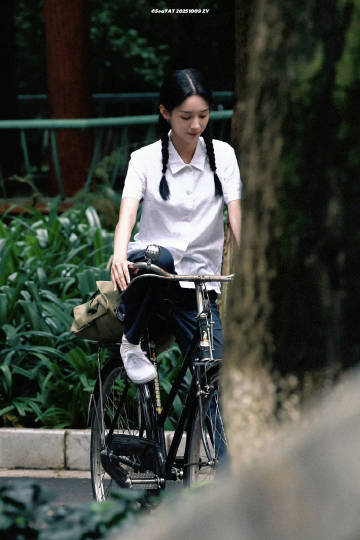 周也骑二八大杠路透周也红舞鞋骑二八大杠 周也骑二八大杠路透 ​​​