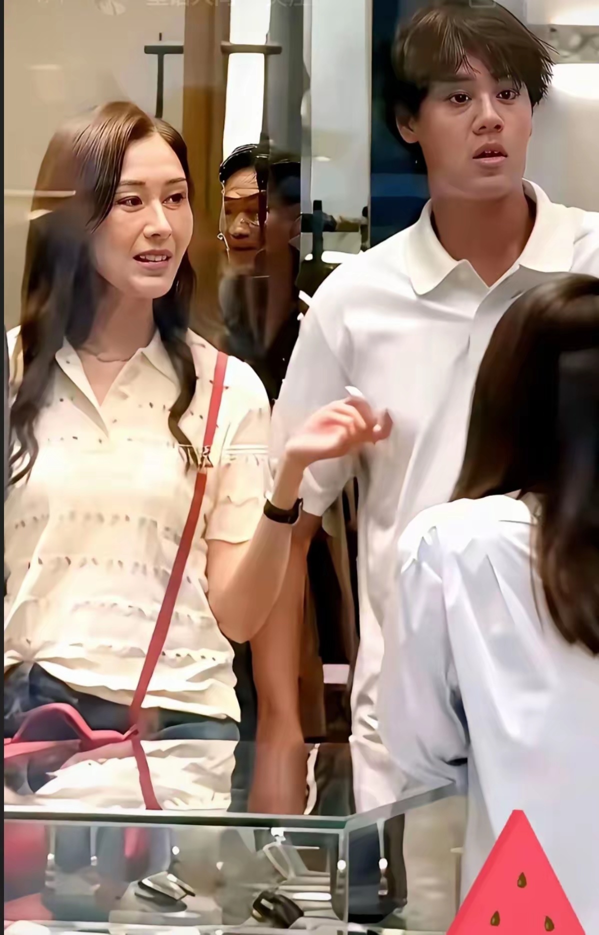 大美女的儿子已经长大成人了，个子比妈妈还高哦。儿子没有继承到妈妈的美貌，妈妈可是