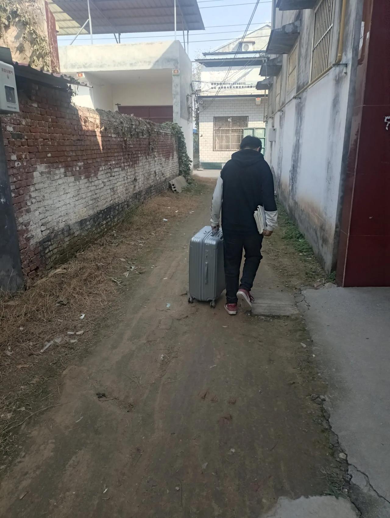 孙子住校了。
   新的学期，孙子上了六年级，开始住校了。
   书籍和课本，加