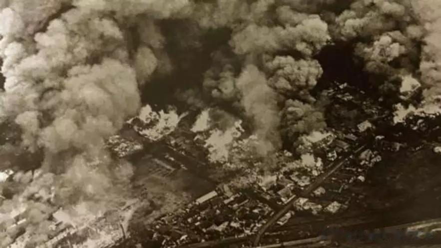 1945年3月9号，美军少将李梅指挥千架轰炸机为日本东京送上了一场盛大的“烧烤晚