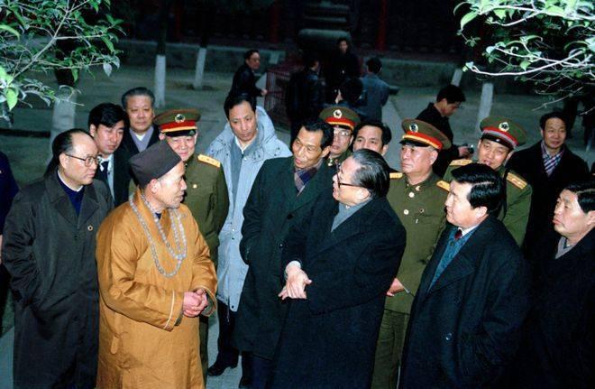 1991年2月8日，江泽民同志到河南洛阳白马寺视察。

白马寺执事印山和尚邀请总