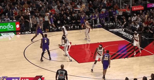 尼克·史密斯观察：25+6成为奇兵，迎来自己湖人生涯高光尼克史密斯在被黄蜂放弃后