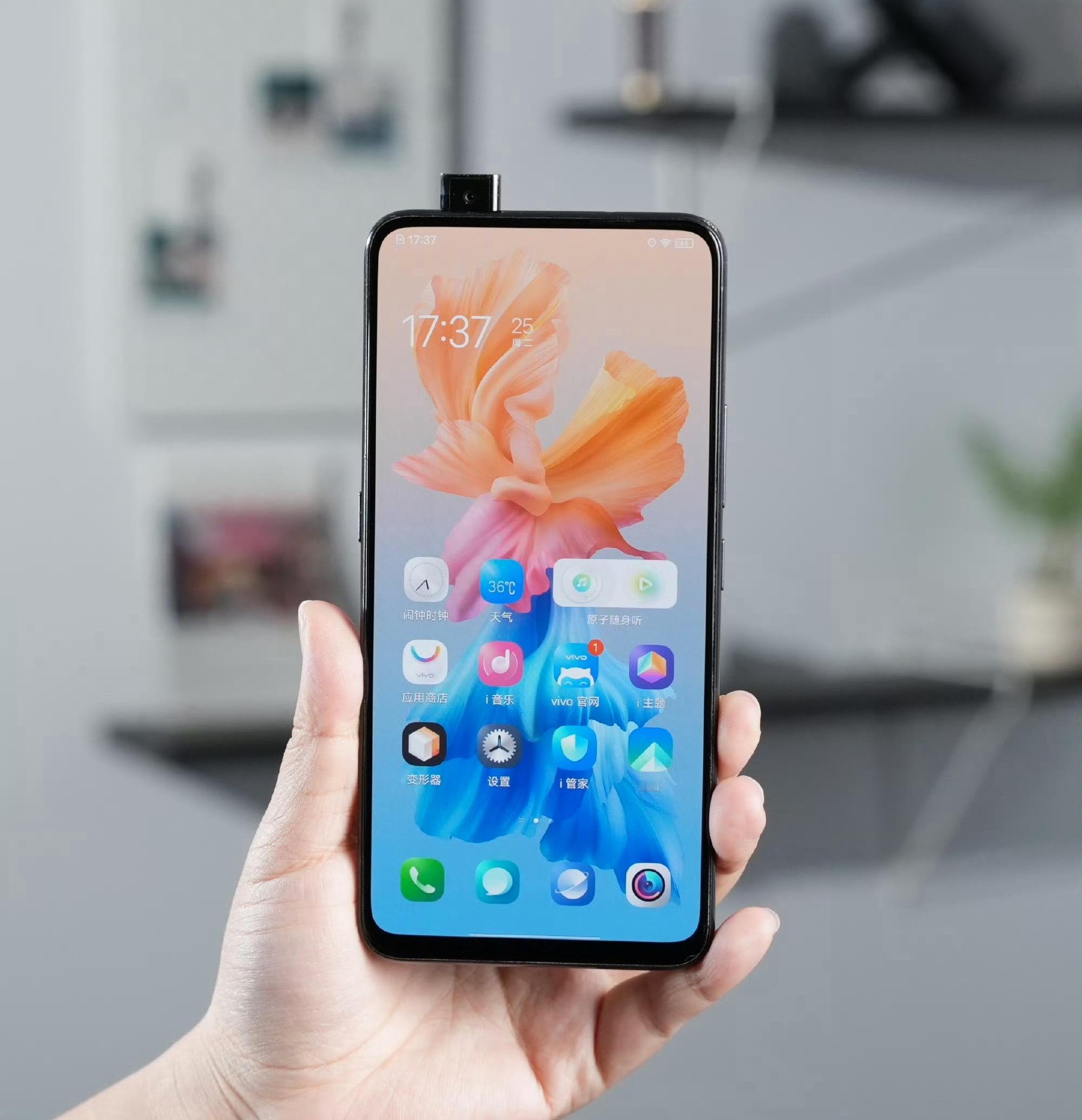 最近翻出了这台vivo NEX S，现在拿在手上都挺轻薄的，升降前置摄像头，有没