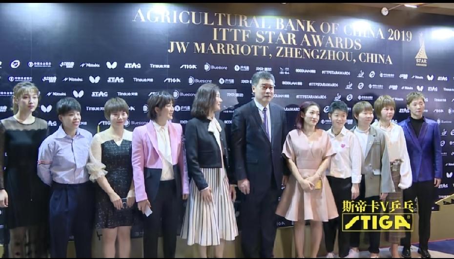 天知道以前我不看乒乓球的时候，都错过了什么！李爷爷也是幸福了，这时候是一枝花，在