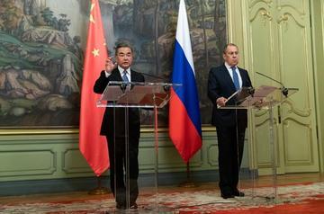 中国为何一直不给俄罗斯明确站台？这层窗户纸终于被捅开了！原因根本不复杂，就一个死