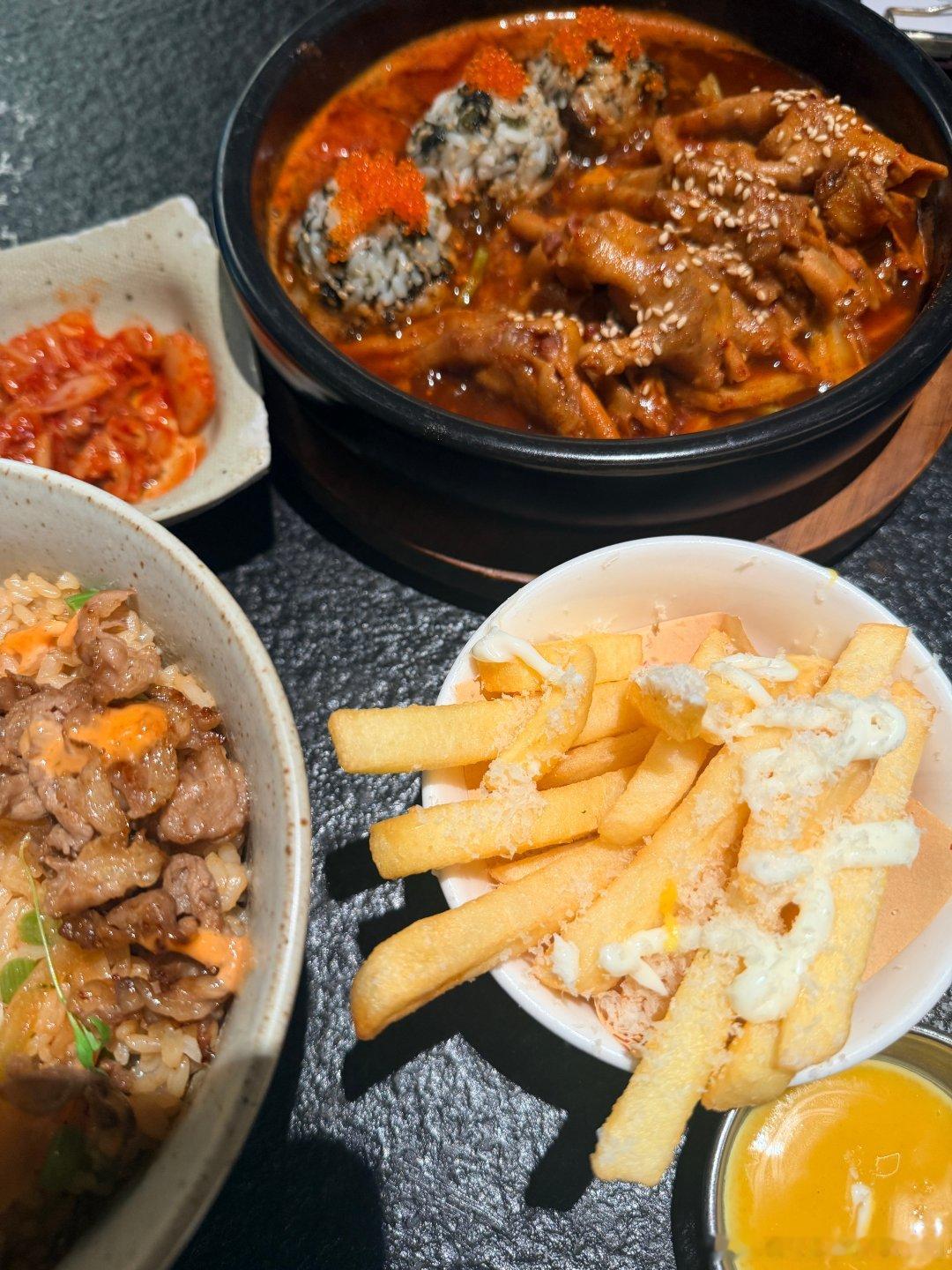 做完医美，一个人过来越秀IFC国金天地这边吃饭，风吹在脸上很凉快，走在路上心情非