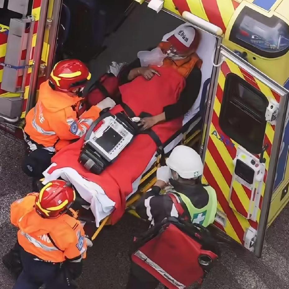 这是今天看到最激动的一张照片，
等了一天终于传来好消息
有人被救出来了！

据新