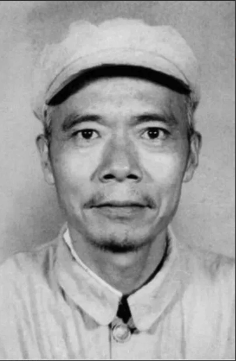 1937年，上海法租界弄堂，涂作潮正和米店老板王德顺打麻将。突然，王德顺推牌凑近