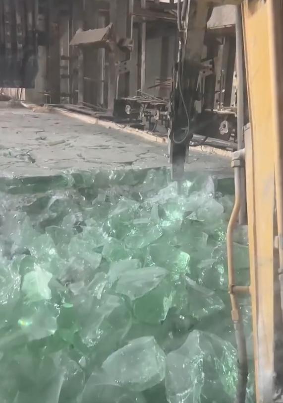 奇怪，明明说的是玻璃厂，我怎么想到的是我不停打工的一生！
刷到一条视频，看得我心