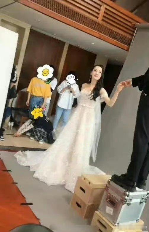 杨洋迪丽热巴《你是我的荣耀》这张海报竟是这样拍出来的，演员的信念感确实强[捂嘴哭