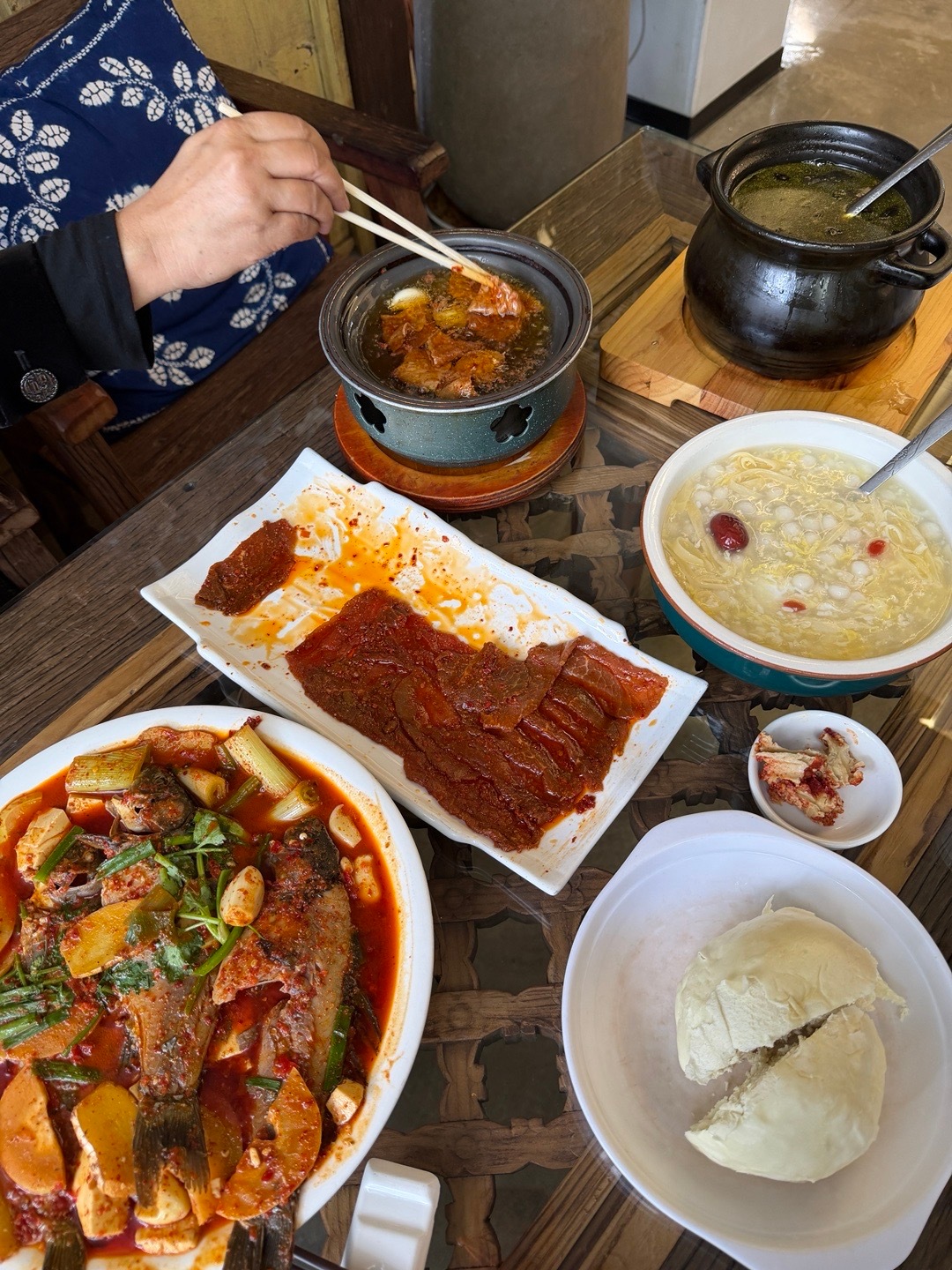 来找嬢嬢吃饭 还是一样的馒头替换主食，没想到店里有老面馒头这个苦瓜炒豆米绝了。清