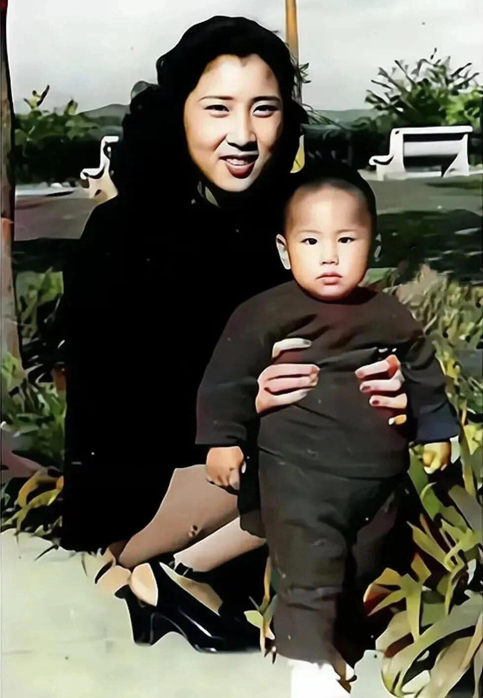 张灵甫的遗孀这张照片拍摄于1948年，画面中是张灵甫的妻子和儿子，是一张十分罕见