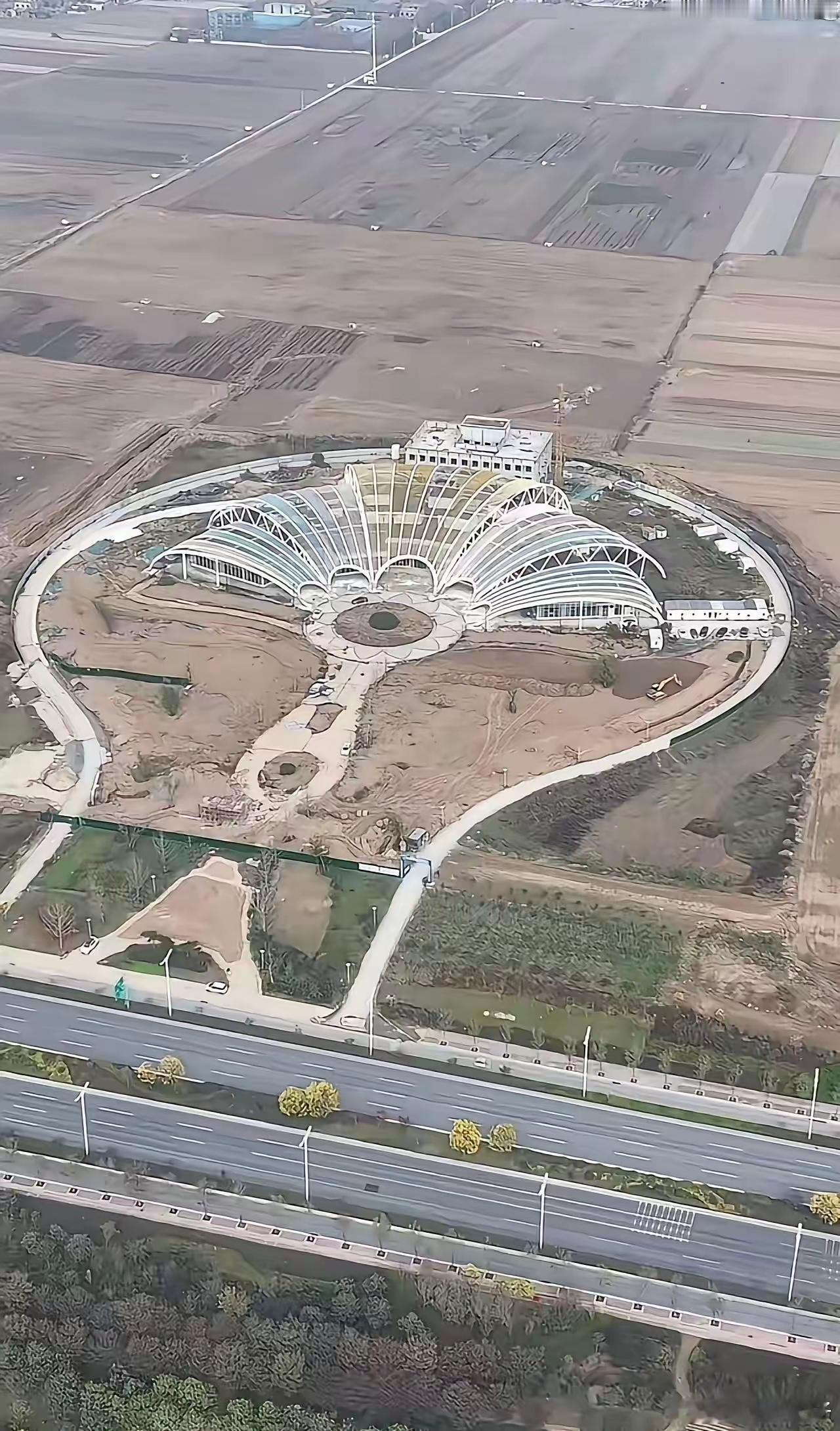 这地方看起来像一个未完成的建筑工地。大家知道这是哪里吗？
