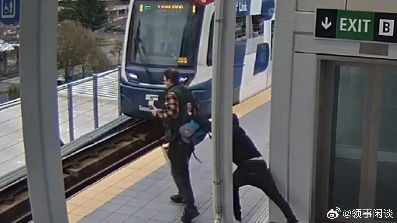【一名男子在西雅图轻轨站试图将受害者推入列车】（福克斯）一名26岁男子因涉嫌在北