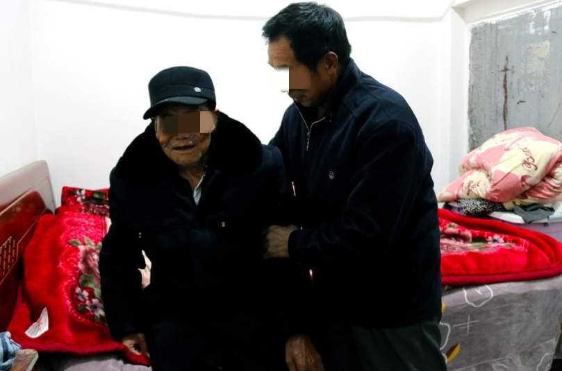 山东一男子，其妻已去世4年，岳父突然上门借2000块，他直接给了岳父3万！随后他