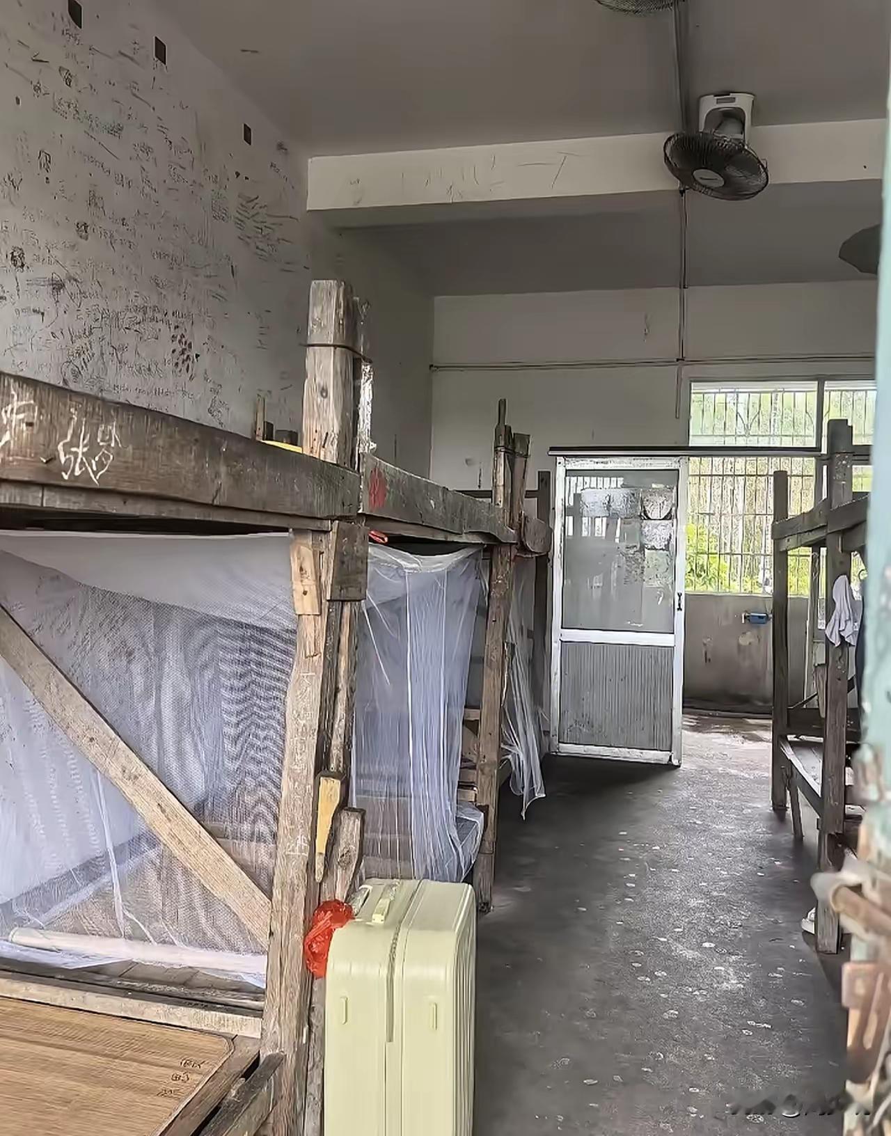 广西一家长爆料送孩子去学校，看到住宿条件无法接受，好像都没有自己上学时的条件好，