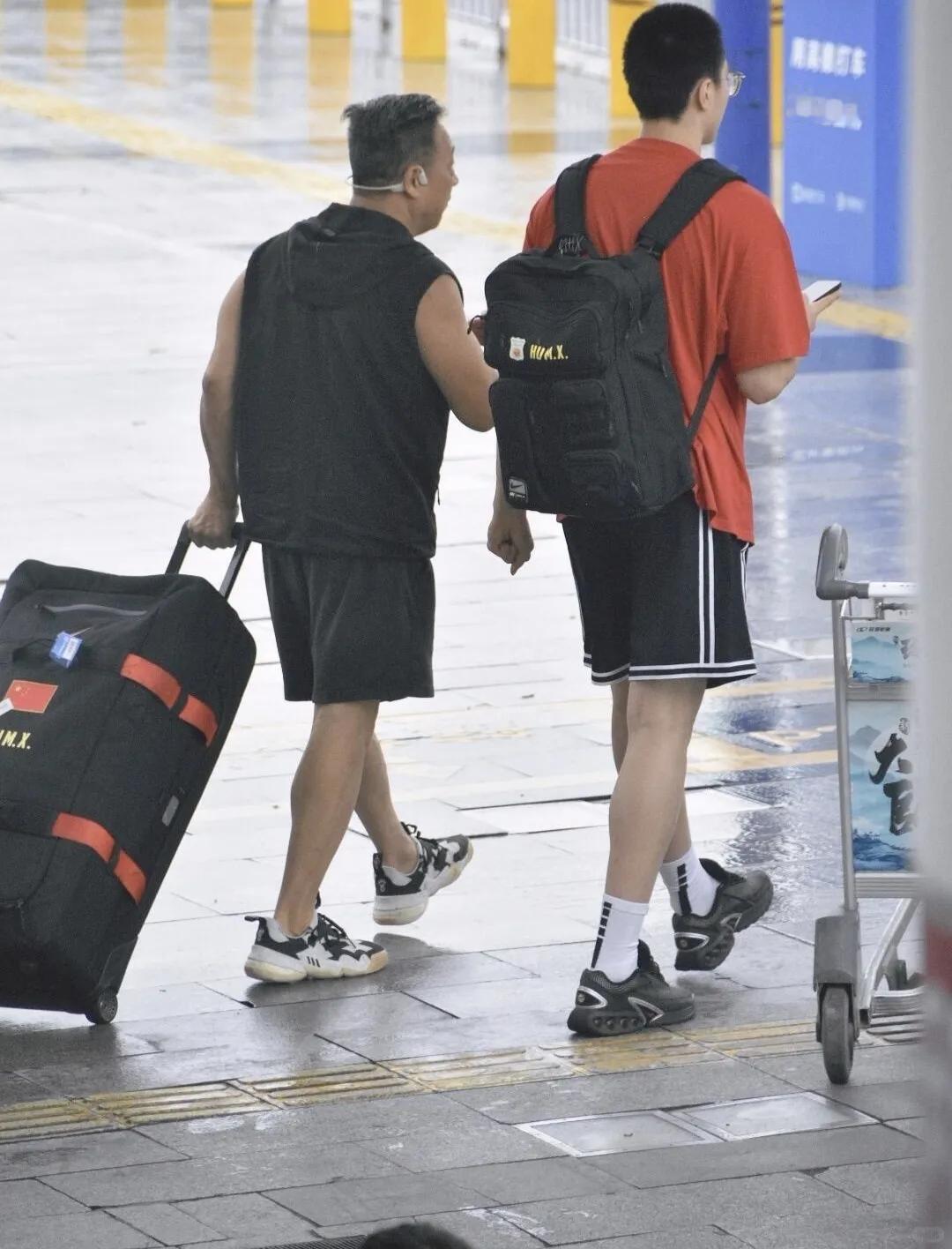 胡明轩这么大了还被爸爸接“放学”！

无论是胡明轩俱乐部的队友还是国家队的队友都