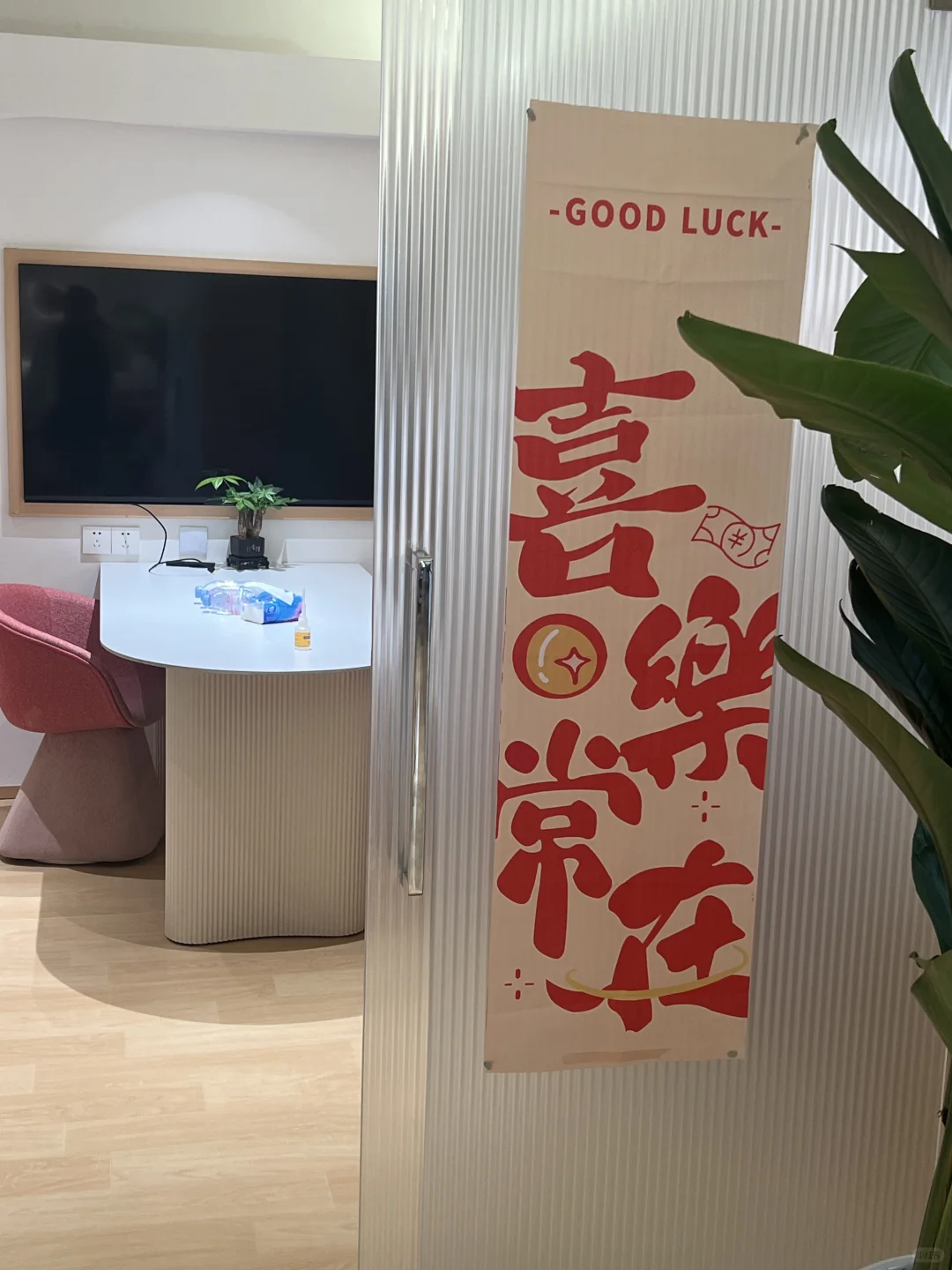 太阳透过每一个缝隙，总会温暖每个孩子