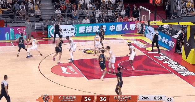 胡明轩打得真是太累了，就一个挡拆，就必须往里干。横竖都是一锤子买卖，打不进下一回