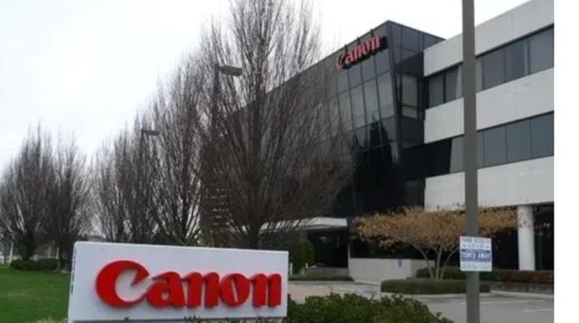 三星、东芝走了，把生产线搬去了越南。阿迪耐克也走了，将工厂搬到了越南，就连佳能也