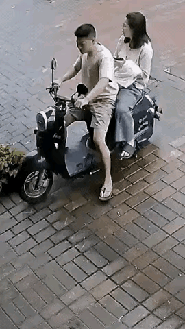 小伙子一脸懵逼：女朋友分明是自己摔倒的，干嘛擂我一拳？
她有几十种回击让小伙子觉