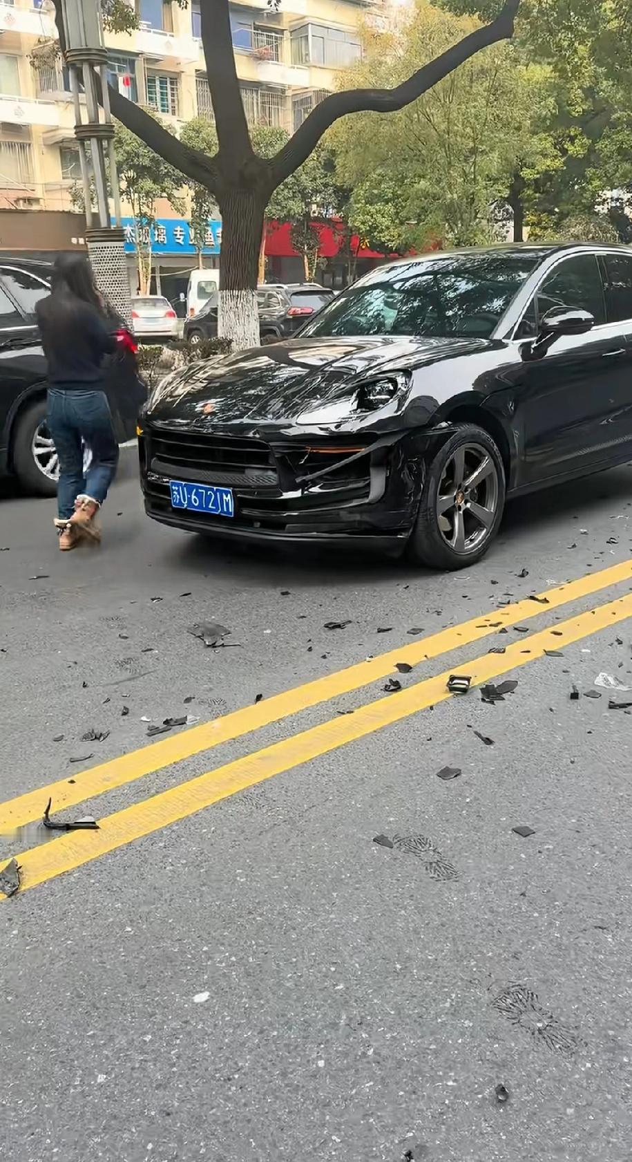 请问一下，这是哪款新能源车？轮胎也断了，这个大梁也断了，旁边的保时捷好像只受点皮