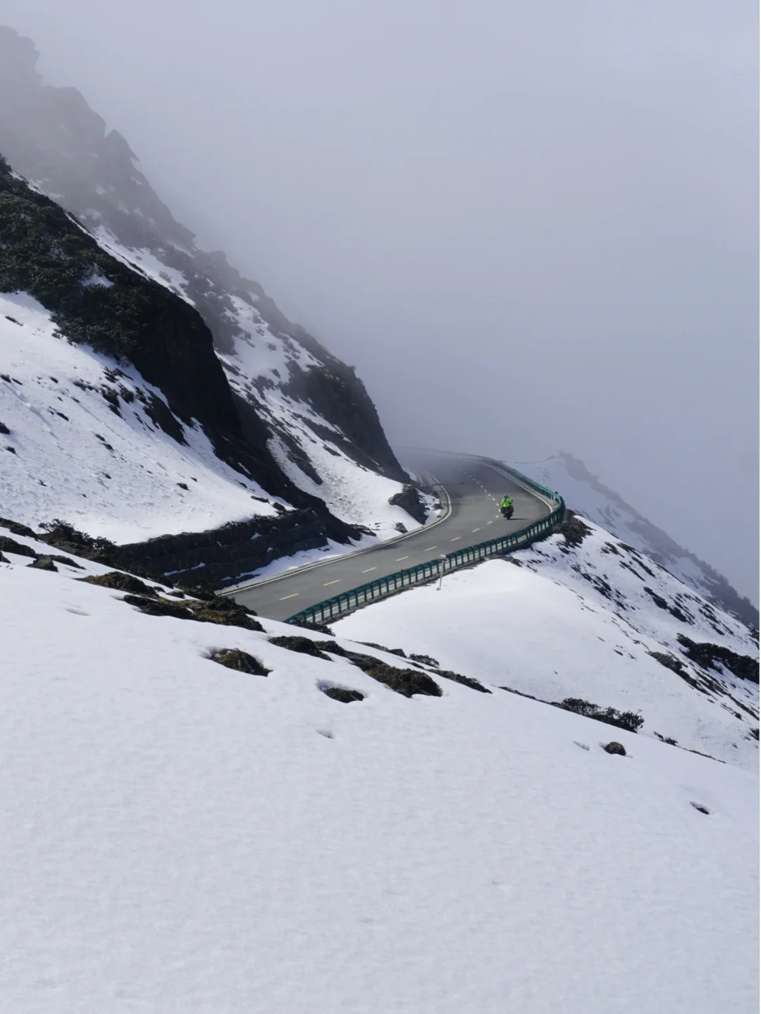 夹金山，红军长征翻越的第一座雪山