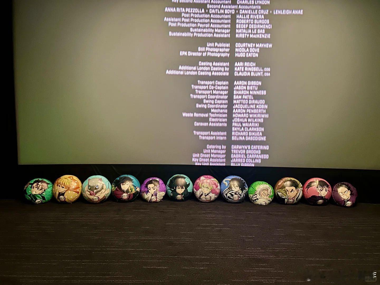 全体鬼灭粉看过来，零点场电影院简直爆棚，这热闹场景久违啦。抢票时瞬间化身“忍不柱