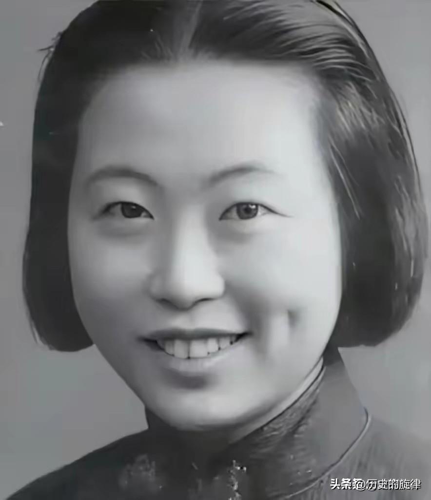 1948年西柏坡炭火小屋，三位领袖一同接见潜伏十四年的红色女特工沈安娜
 
19