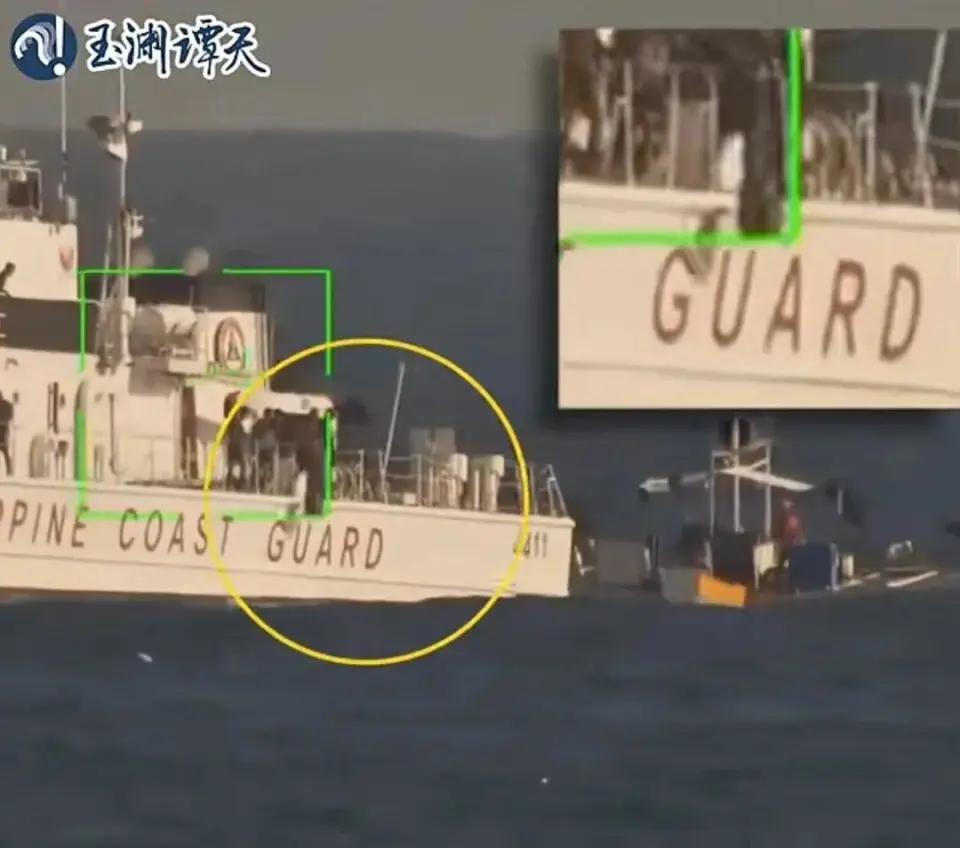 菲律宾在南海丢废弃油桶被抓现行！
 
2月16日，南海南沙群岛附近海域，这一幕被