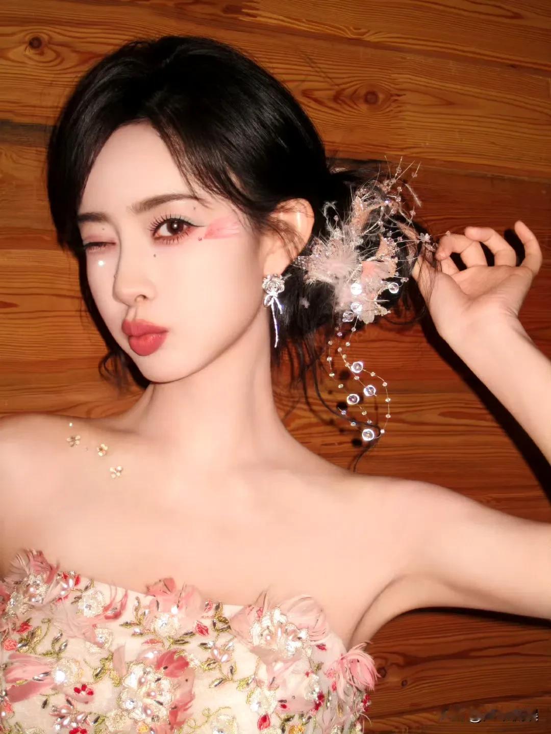 孟子义真的是美且自知，这么耀眼的美女谁看了不心动呀！

《五十公里桃花坞》中孟子