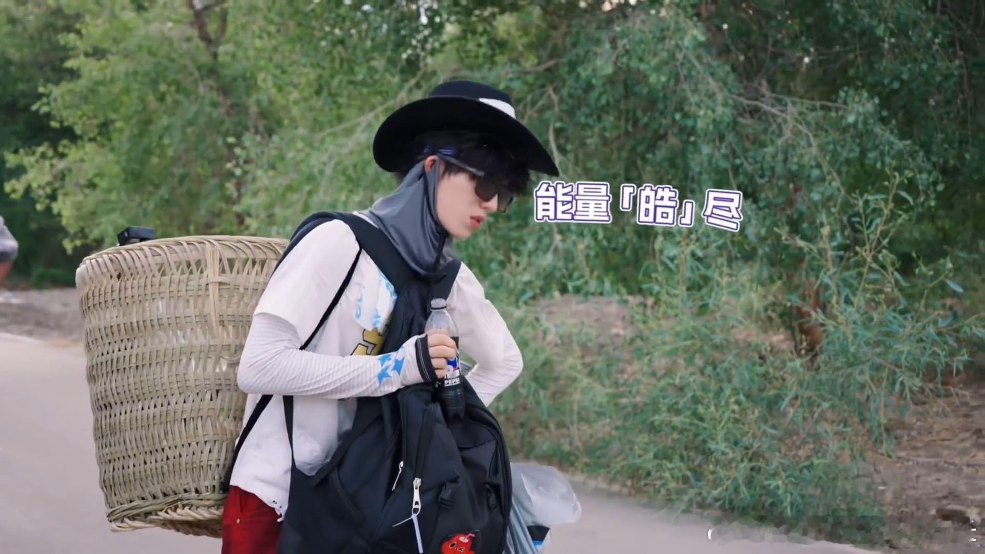 苏新皓累到语无伦次了苏新皓累到话都说不出了背篓几乎快要比苏新皓本人还要大，长时间