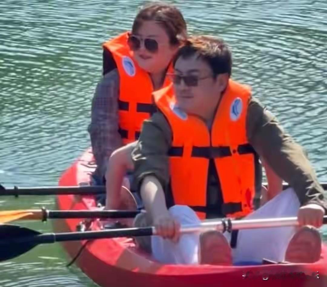 沈腾带妻儿去江苏常州某度假村旅游，一家三口划船很开心。

没想到王琦又胖出新高度