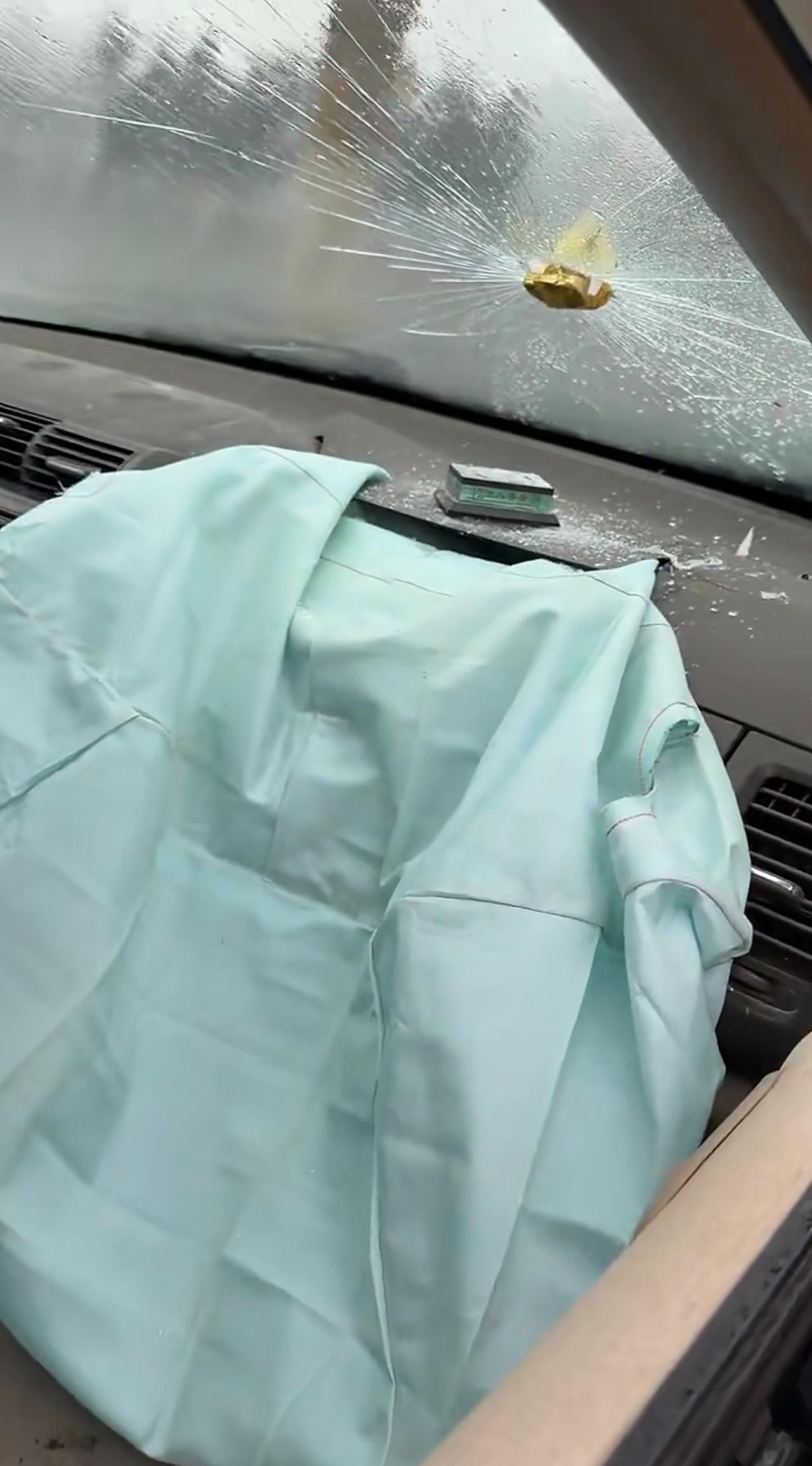 一直想不通，为什么有人喜欢在挡风玻璃下面放这些摆件？