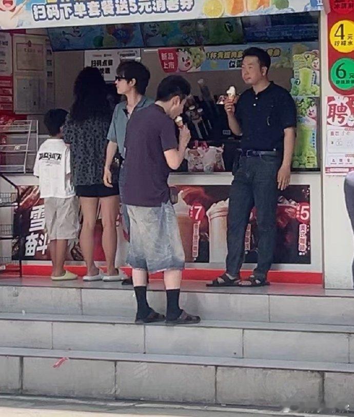 周震南张颜齐任豪唐九洲还回内娱吗 视频里这几位和孟鹤堂、杜海涛同框，金链子晃得亮