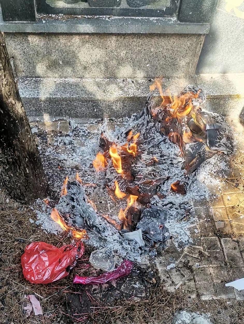 清明节，堂哥领着14岁的儿子给前堂嫂上坟，祭拜完回到家，堂哥的现任老婆不给好脸色