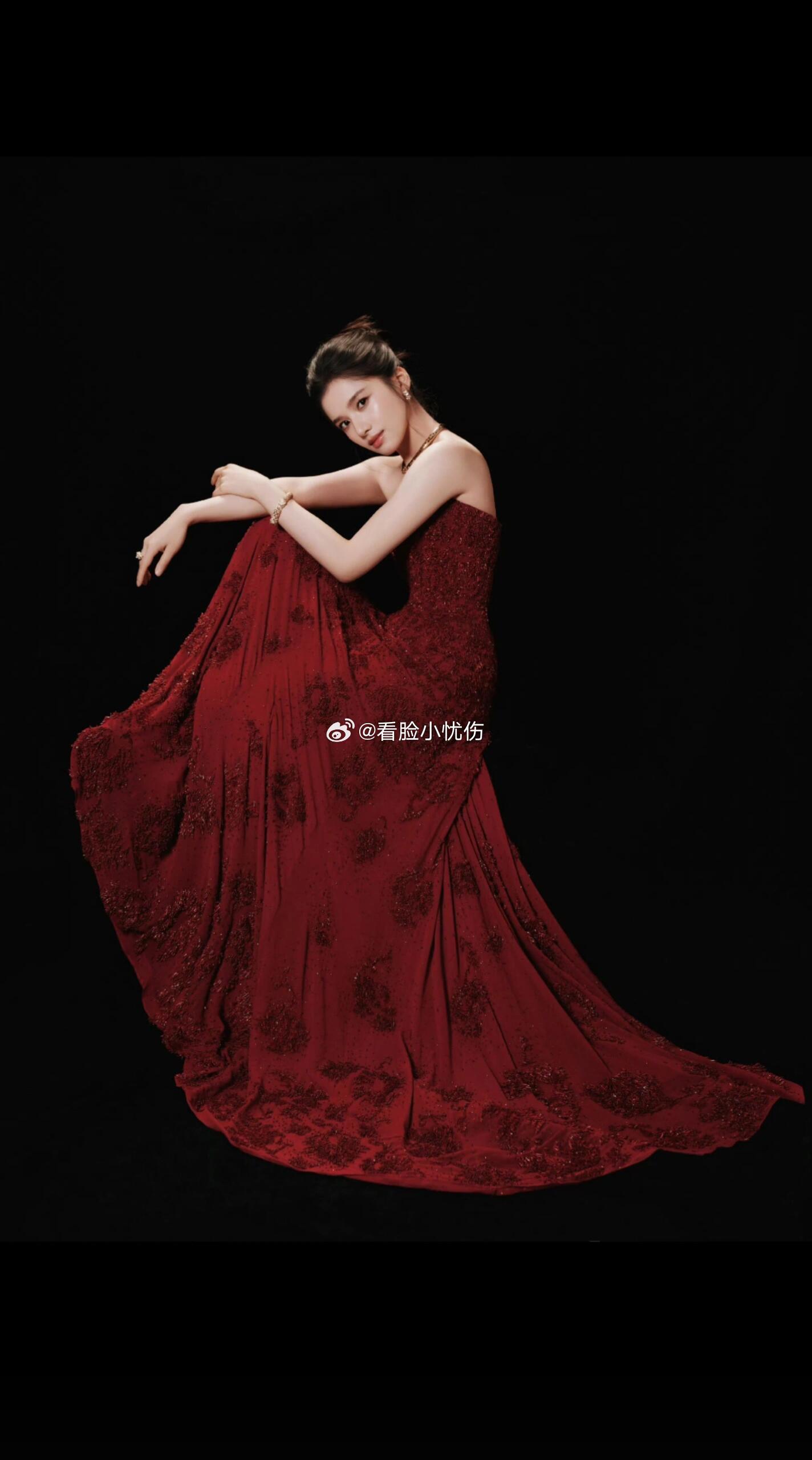 张婧仪白玉兰走两次红毯张婧仪白玉兰走了两次红毯白玉兰红毯专属排面给到张婧仪，分两