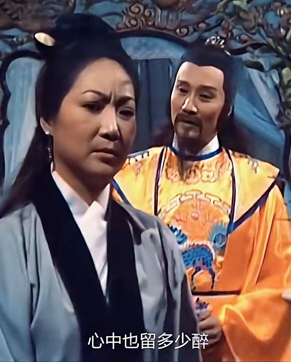 女儿意英雄痴，吐尽恩义情深几许。塞外约枕畔诗，心中也留多少醉。磊落志天地心，倾出