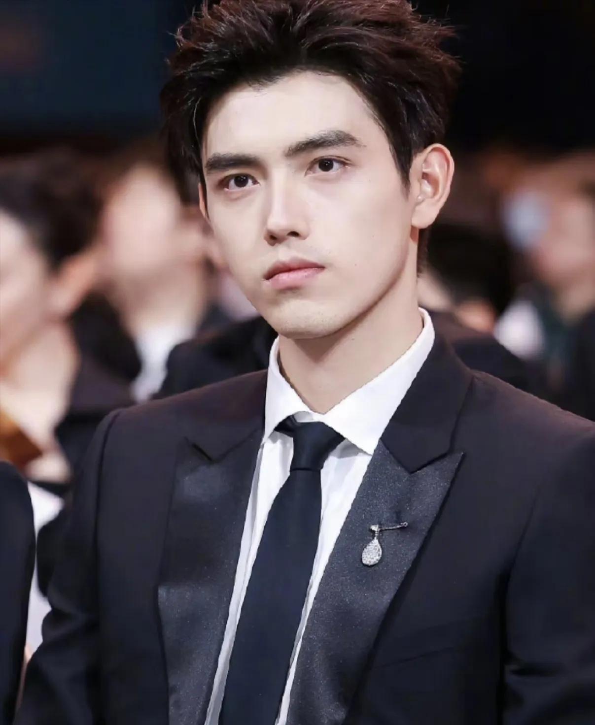 陈飞宇这长相，真是把爸妈的优点全攥手里了。
 
以前总觉得他跟陈红是一个模子刻出