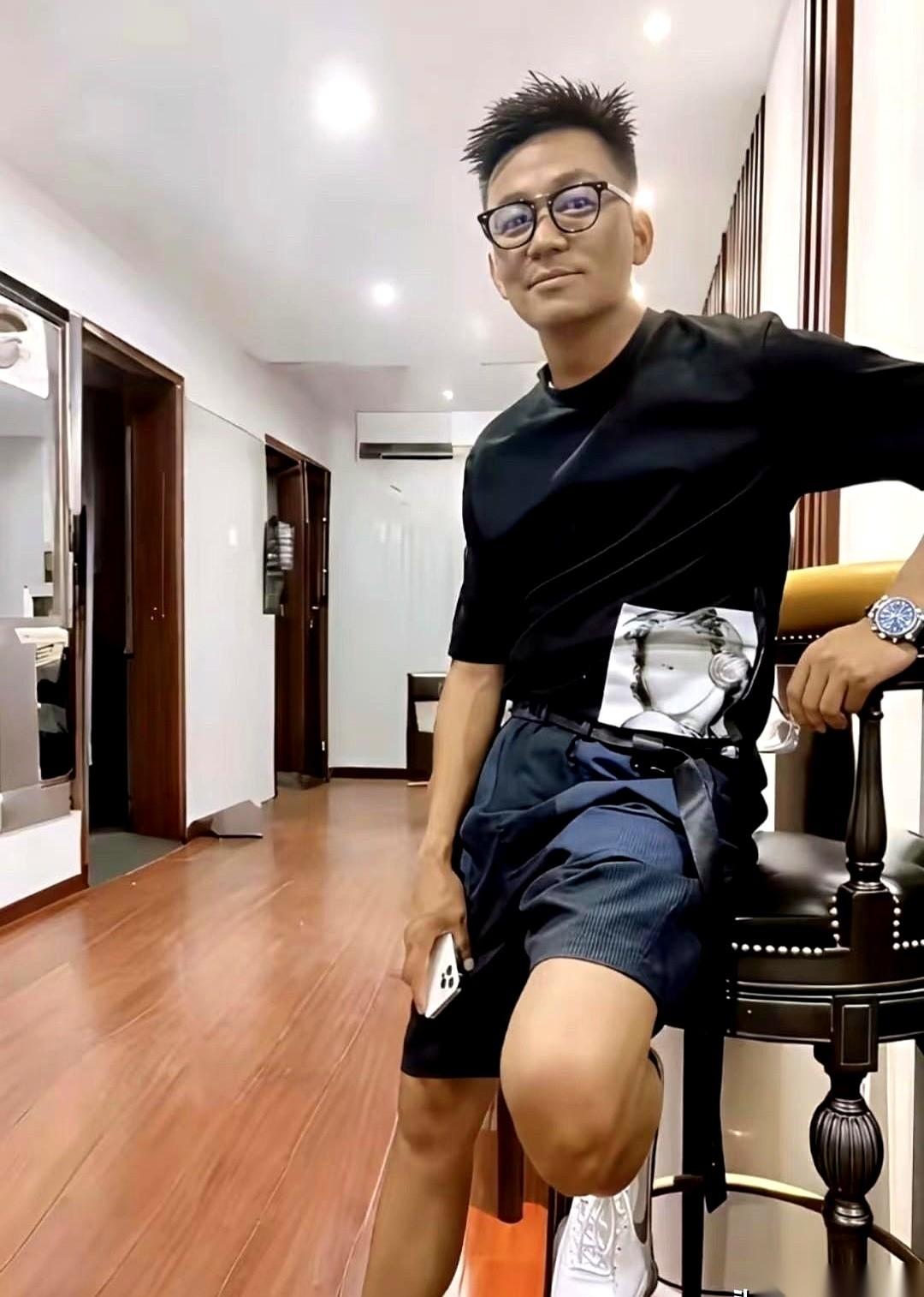 王宝强的变化，不是从他当上大导演开始的。
是那个凌晨，他把家里所有的不堪，连皮带