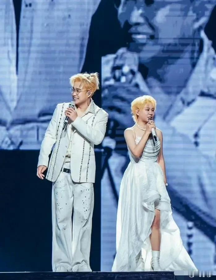 这是请了薛之谦的造型师过来了吧！这大爆改也太成功了吧！这背影帅的不就是妥妥的薛之