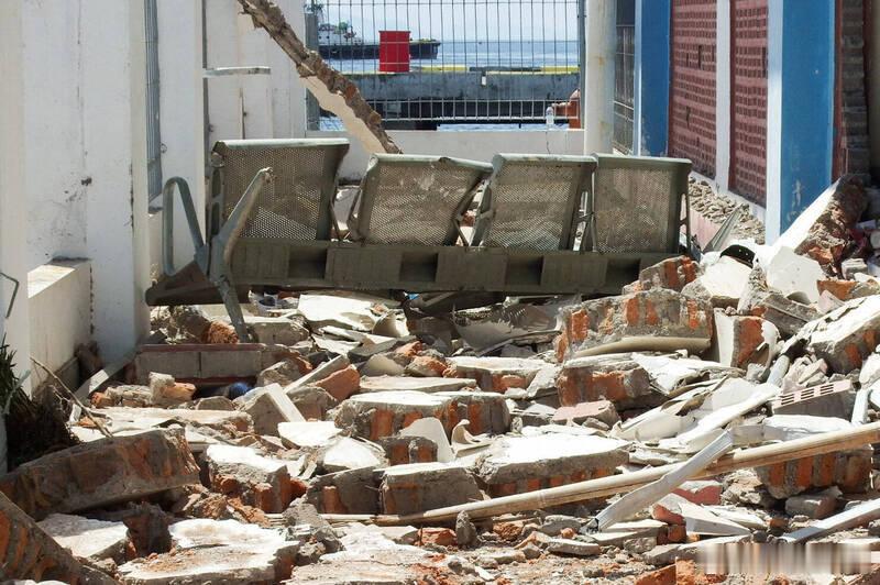 印尼7.7级强震死亡人数升至38人 多地道路中断救援受阻海外新鲜事印尼7.7级地