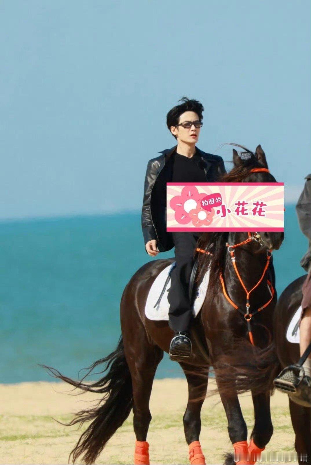 王鹤棣孟子义同框骑马王鹤棣孟子义hi6海口团建骑马路透🈶好伟大的两张脸哇！期待
