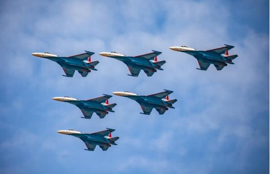 “美国就算停下来，不发展让中国追，二十年内中国也不会超过美国”。歼-35A在珠海