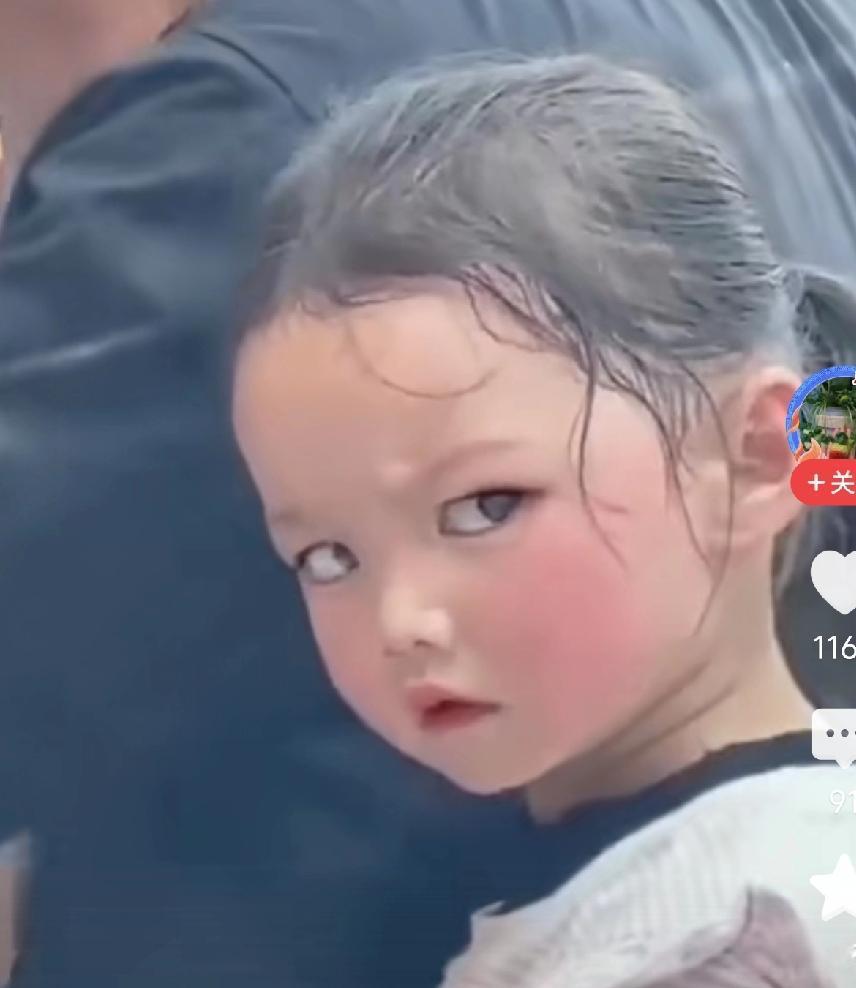 像，真像！

凌厉的眼神，嘟嘟的脸……

都来看像不像 脸像 似像非象 姐弟不像