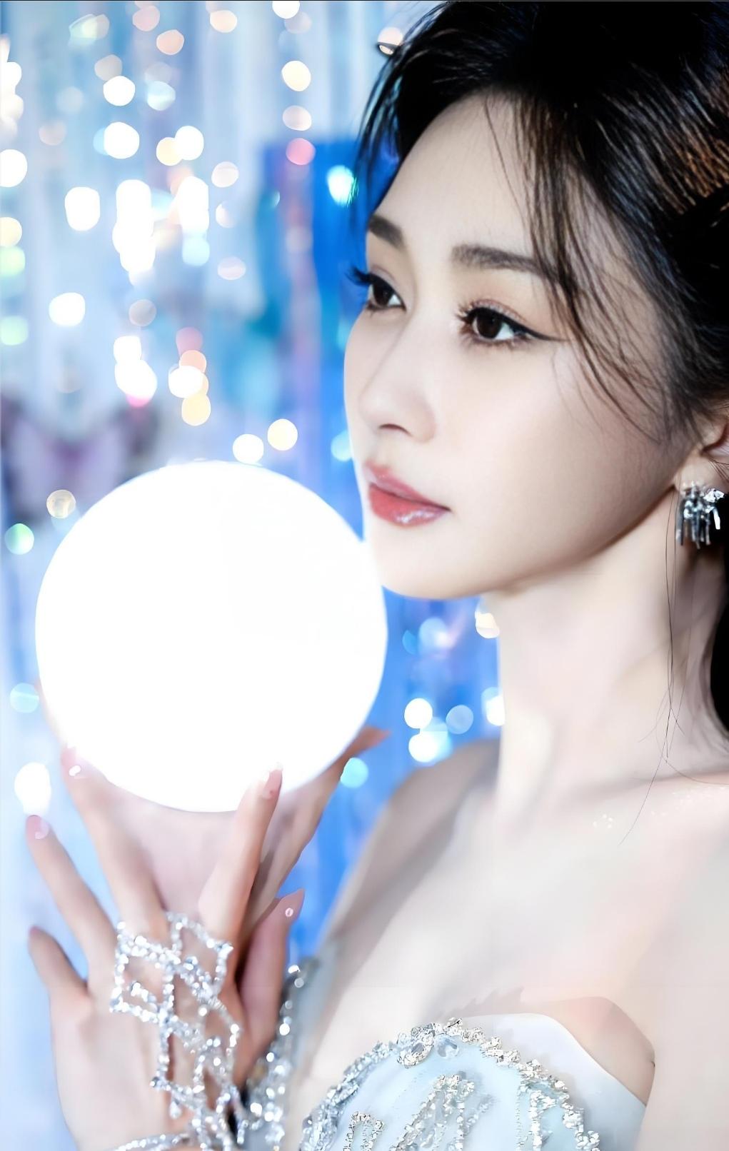陈冰——身着劲装，热舞时身姿摇曳，眼神炽热，尽显性感魅力女明星