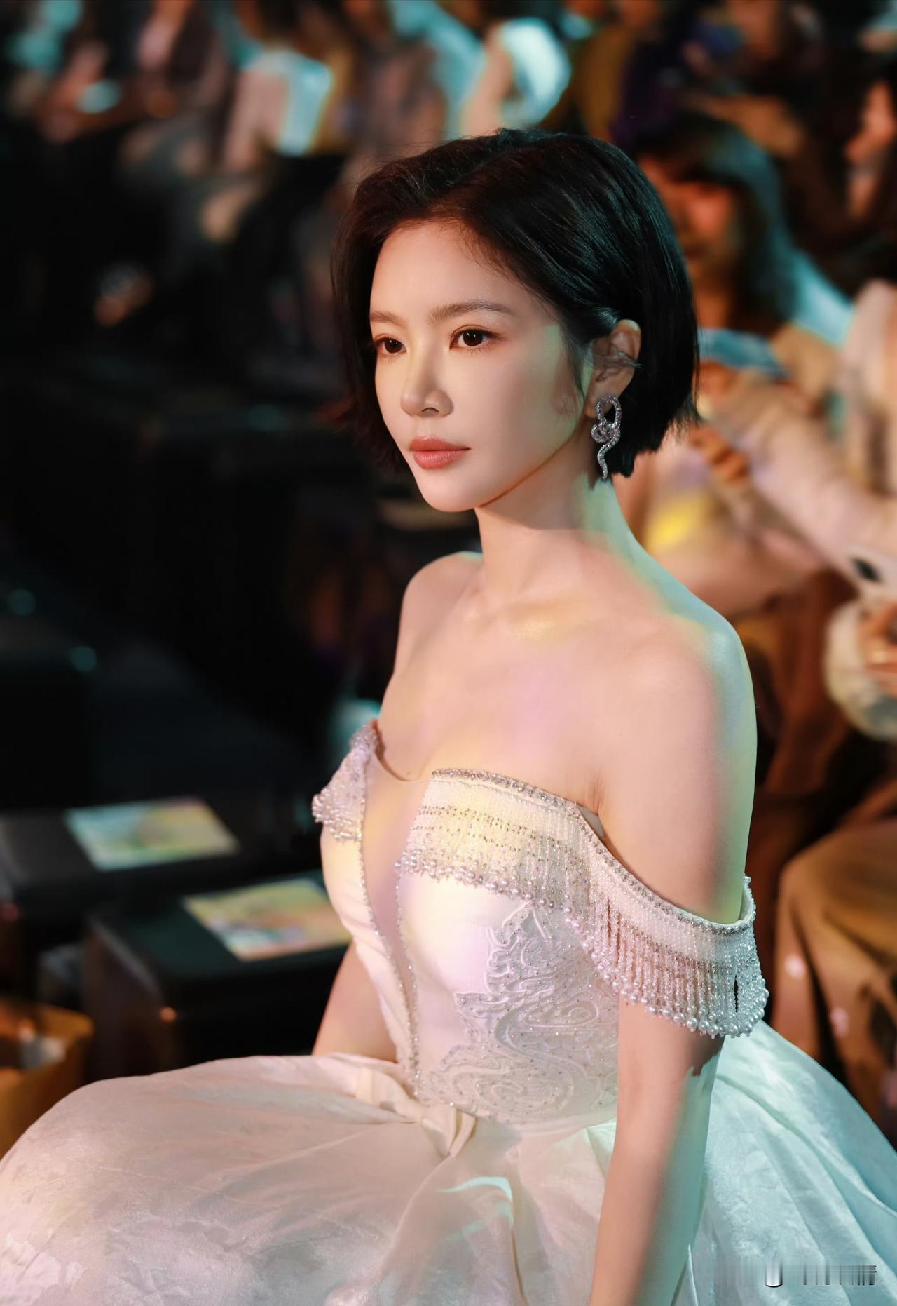 王灿真拿网友不当外人，直接晒出走红毯时的保暖神器！
3月17日，杜淳老婆王灿分享